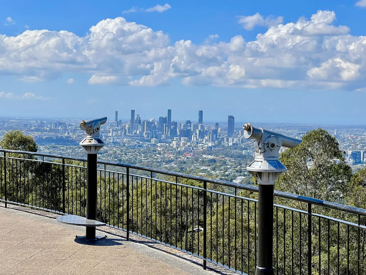 จุดชมวิวบน Mt Coot-tha มองเห็นตึกใจกลางเมืองบริสเบนไกลออกไป ภาพจาก Wikimedia Commons ผู้ถ่าย Kgbo สัญญา CC BY-SA 4.0 ถ่ายปี 2564