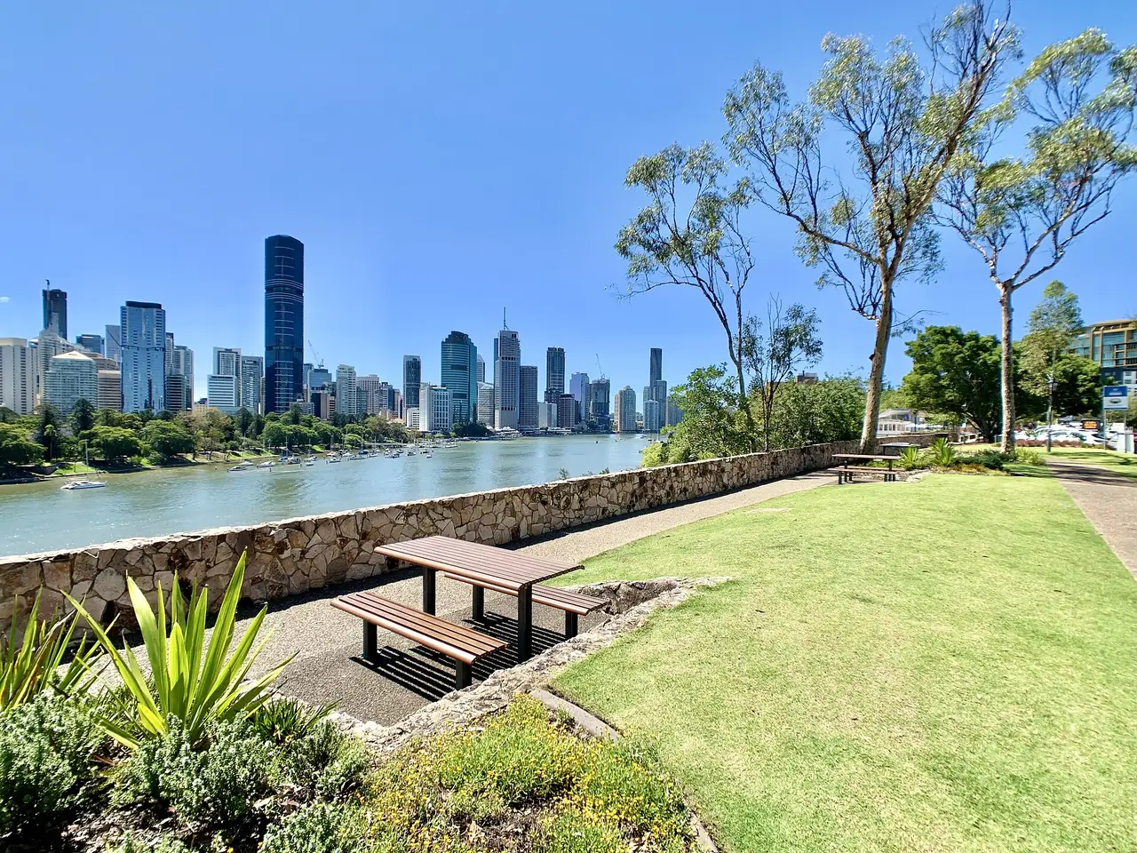 ตึกในย่านใจกลางเมืองบริสเบนมองข้ามแม่น้ำจากสวนริมหน้าผา Kangaroo Point Cliffs Park ภาพจาก Wikimedia Commons ผู้ถ่าย Kgbo สัญญา CC BY-SA 4.0 ถ่ายเดือนพฤศจิกายน 2563