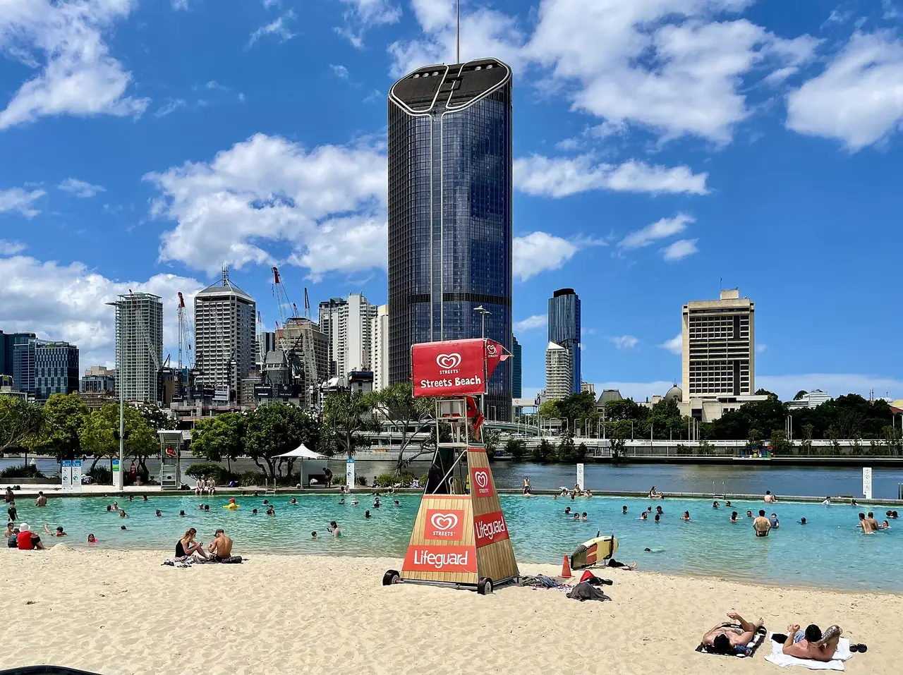 หาดทรายเทียม Streets Beach ในสวน South Bank Parklands บริสเบน มีเจ้าหน้าที่ช่วยชีวิตประจำหอสังเกต ภาพจาก Wikimedia Commons ผู้ถ่าย Kgbo สัญญา CC BY-SA 4.0