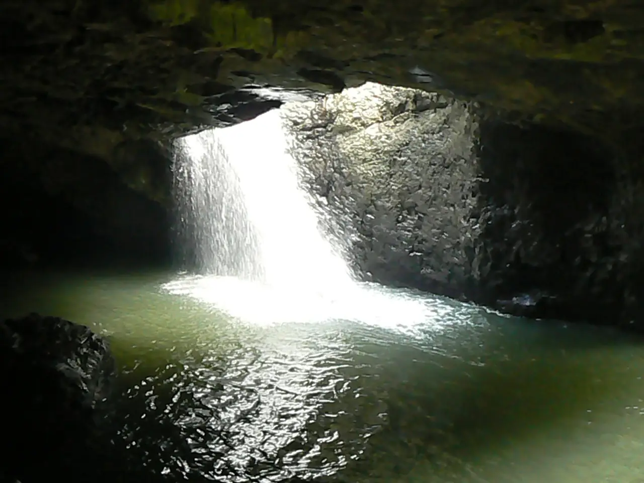 น้ำตกที่ไหลลงสู่ถ้ำใต้หินที่ Natural Bridge ใน Springbrook National Park ภาพจาก Wikimedia Commons ผู้ถ่าย Brizpom สัญญา CC BY-SA 4.0 เป็นภาพประกอบ ไม่ใช่การยืนยันว่าเข้าถึงได้ปัจจุบัน
