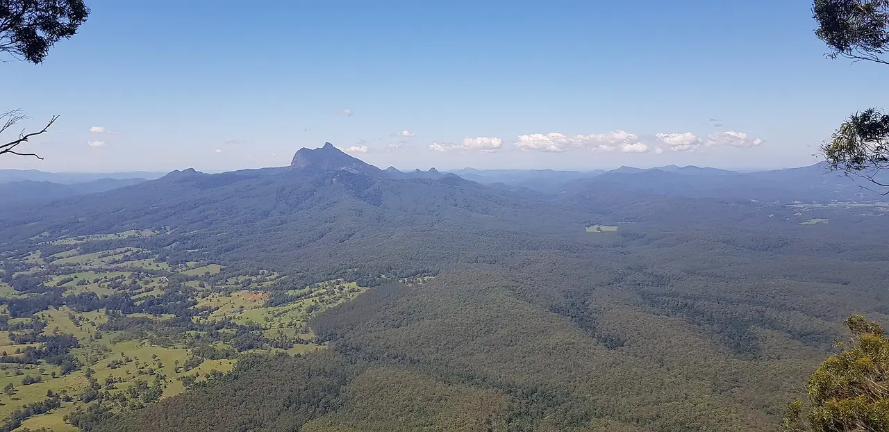 ทิวทัศน์ภูเขา Mount Warning ที่ถ่ายจาก Pinnacle Lookout ในเทือกเขา Border Ranges ภาพจาก Wikimedia Commons ผู้ถ่าย KHN45 สัญญา CC BY-SA 4.0 เป็นภาพประกอบทิวทัศน์ เราไม่ได้ตรวจการเข้าถึงยอดเขา