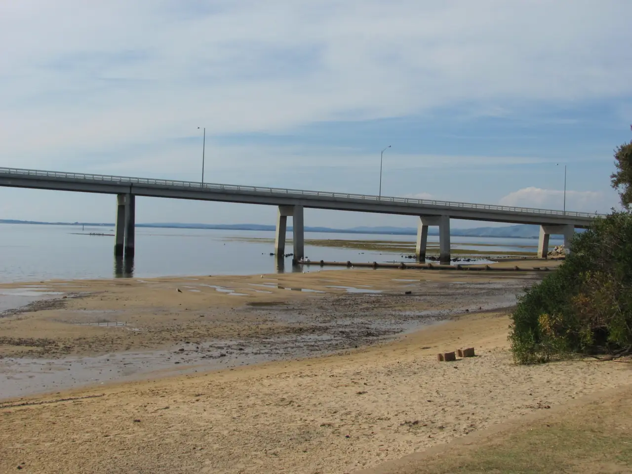 สะพานเชื่อมแผ่นดินใหญ่กับ Phillip Island มองจากฝั่ง San Remo ภาพจาก Wikimedia Commons ผู้ถ่าย Orderinchaos สัญญา CC BY-SA 3.0 ภาพเก่า