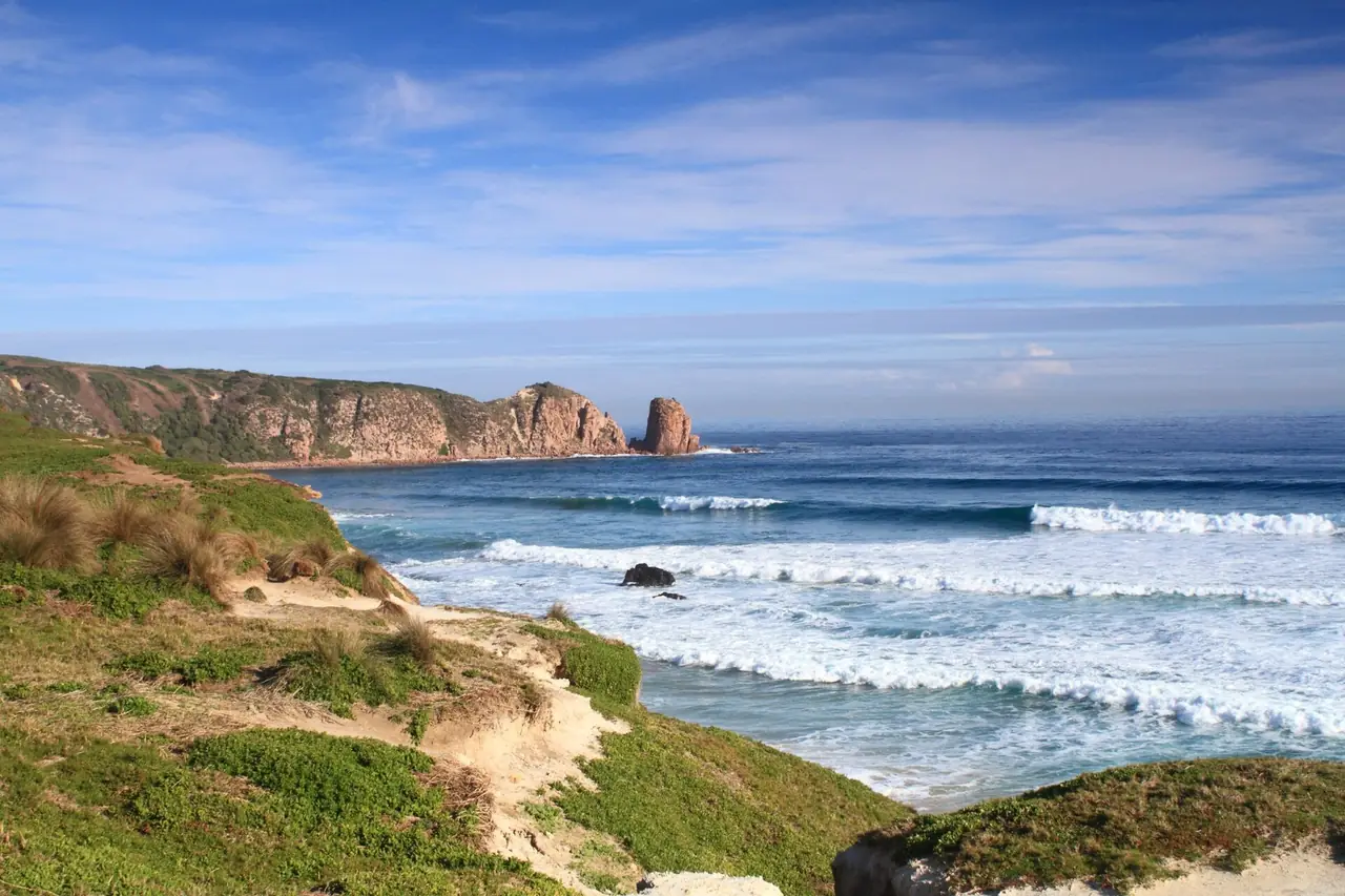 ชายฝั่งหินและคลื่นที่ Cape Woolamai ทางตะวันออกของ Phillip Island ภาพจาก Wikimedia Commons ผู้ถ่าย Frankzed สัญญา CC BY 2.0 เป็นภาพประกอบบรรยากาศชายฝั่งของเกาะ เราไม่ได้ตรวจเส้นทางเดินของที่นี่