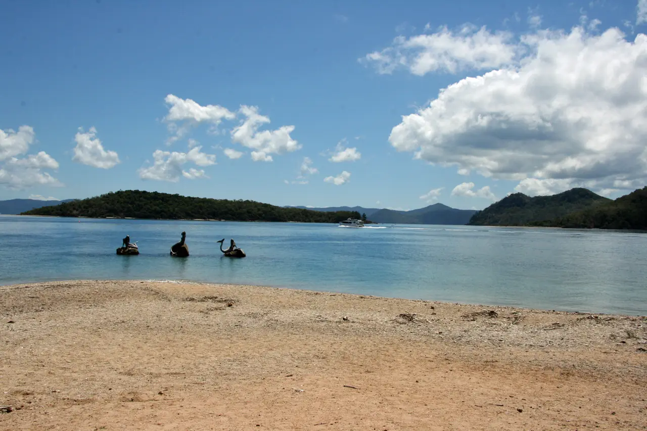 รูปปั้นนางเงือกในน้ำตื้นที่ Mermaids Beach เกาะ Daydream Island ภาพจาก Wikimedia Commons ผู้ถ่าย S. Newrick สัญญา CC BY-SA 4.0 ภาพเก่า เป็นภาพประกอบ