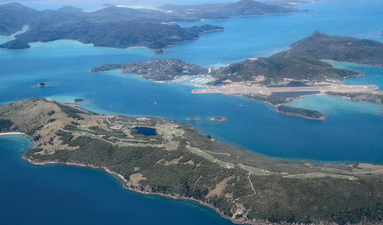 ภาพถ่ายทางอากาศของ Hamilton Island เห็นสนามบินและเกาะข้างเคียงในหมู่เกาะ Whitsunday ภาพจาก Wikimedia Commons ผู้ถ่าย Tony Hisgett สัญญา CC BY 2.0