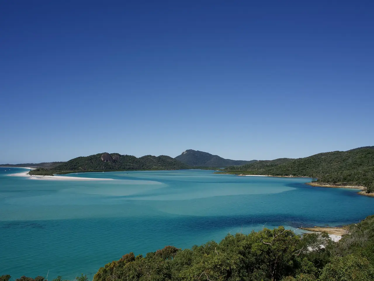 น้ำสีฟ้าเขียวหมุนวนที่ Hill Inlet มองจากจุดชมวิวบนเกาะ Whitsunday ภาพจาก Wikimedia Commons ผู้ถ่าย Jeremymcwhirter สัญญา CC BY-SA 4.0
