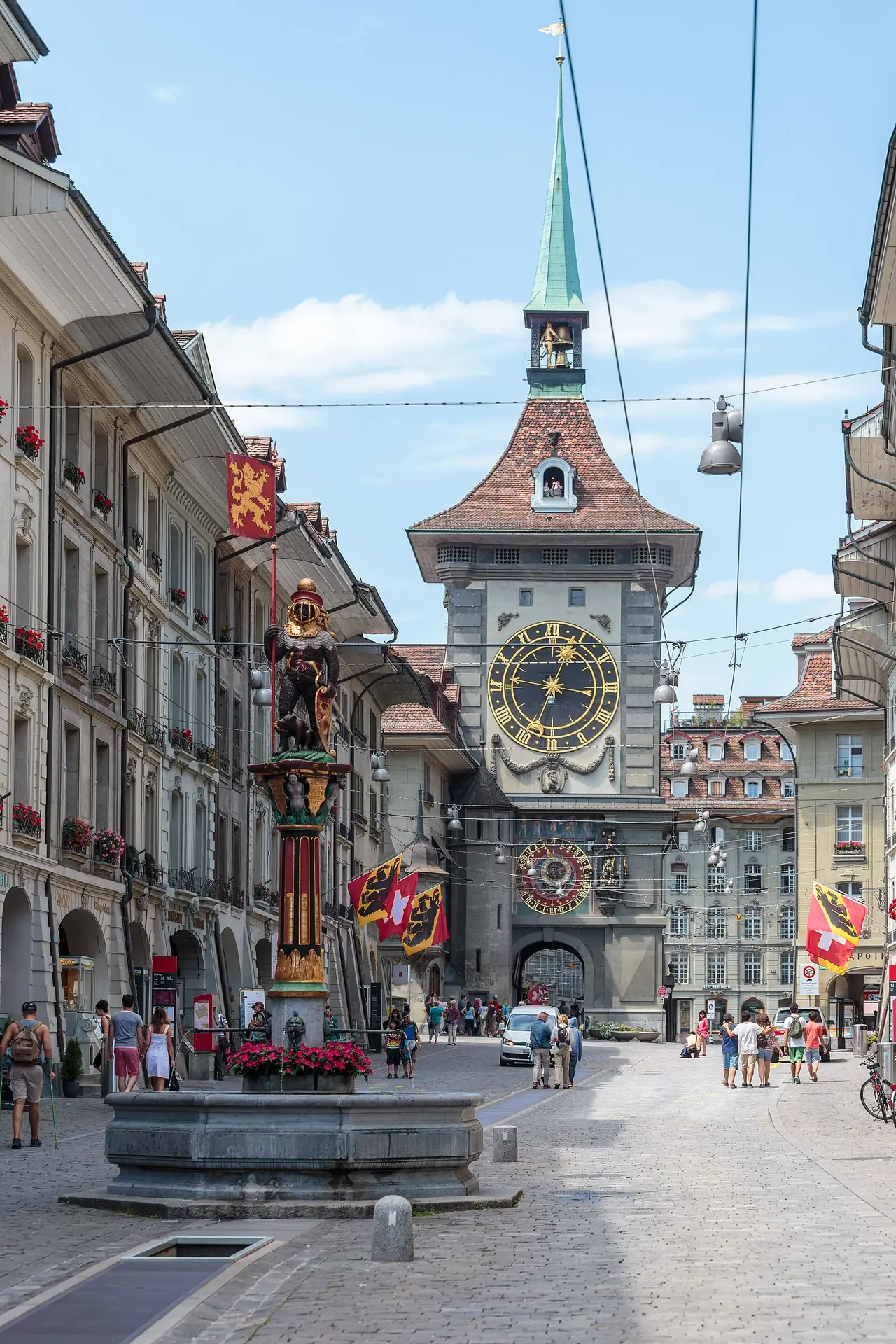 ถนน Kramgasse ในเมืองเก่าเบิร์น มีน้ำพุ Zähringerbrunnen และหอ Zytglogge อยู่ปลายถนน ภาพจาก Wikimedia Commons ผู้ถ่าย JoachimKohler-HB สัญญา CC BY-SA 4.0 ถ่ายปี 2557