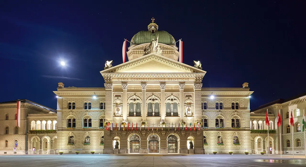 อาคารรัฐสภา Bundeshaus ที่ Bundesplatz ยามค่ำคืน ภาพจาก Wikimedia Commons ผู้ถ่าย Axel Tschentscher สัญญา CC BY-SA 4.0 ถ่ายวันที่ 13 ก.ย. 2562