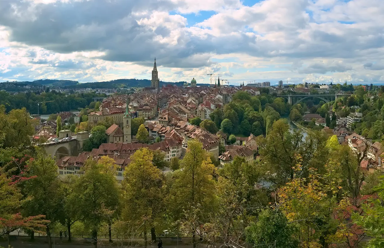 เมืองเก่าเบิร์นมองจากสวนกุหลาบ Rosengarten เห็นหอ Münster อยู่ไกลๆ ภาพจาก Wikimedia Commons ผู้ถ่าย Daniel Kraft สัญญา CC BY-SA 3.0 ถ่ายวันที่ 7 ต.ค. 2564 ต้นไม้เริ่มเปลี่ยนสี