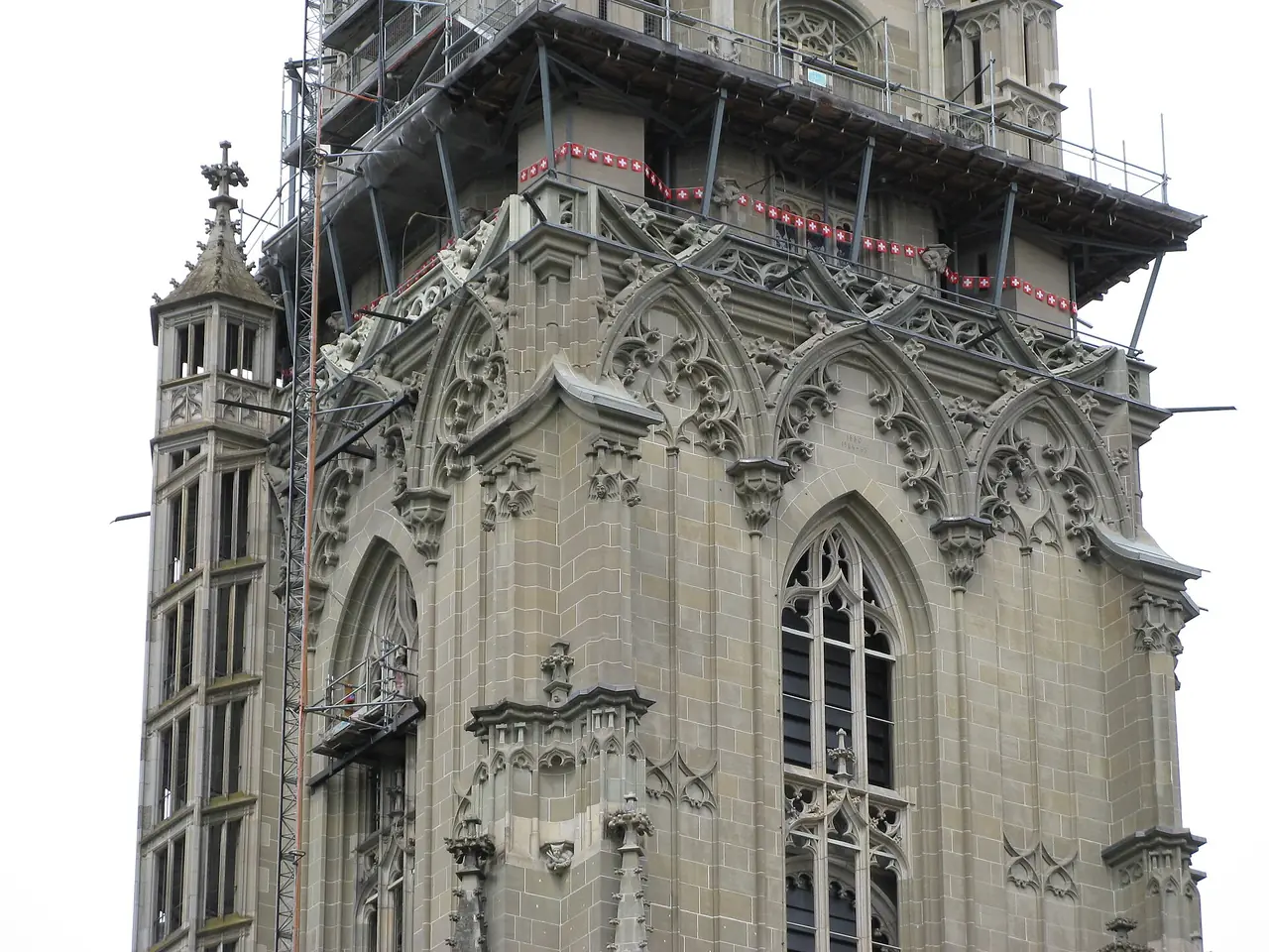 หอระฆัง Münster ของเบิร์นตอนมีนั่งร้านล้อมส่วนบนของหอ ภาพจาก Wikimedia Commons ผู้ถ่าย Yair Haklai สัญญา CC BY-SA 4.0 ไม่ทราบปีที่ถ่าย