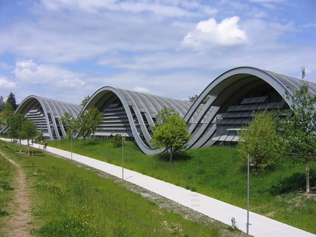 อาคารโค้งคลื่นของ Zentrum Paul Klee ในเบิร์น ภาพจาก Wikimedia Commons ผู้ถ่าย Norbert Aepli สัญญา CC BY 2.5 ไม่ทราบปีที่ถ่าย