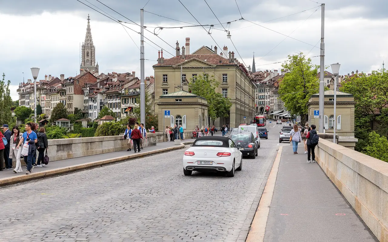 สะพาน Nydegg ข้ามแม่น้ำ Aare มีหอ Münster เป็นฉากหลัง ภาพจาก Wikimedia Commons ผู้ถ่าย JoachimKohler-HB สัญญา CC BY-SA 4.0 ถ่ายปี 2562