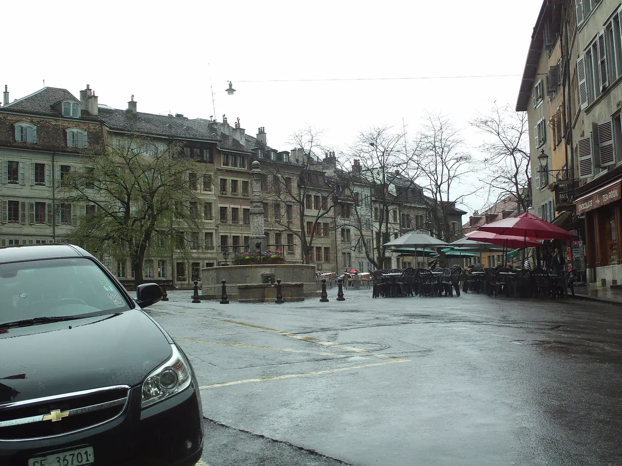 Place du Bourg-de-Four ในเมืองเก่า ถ่ายวันฝนตกในฤดูใบไม้ผลิตามคำอธิบายไฟล์ ภาพจาก Wikimedia Commons ผู้ถ่าย Ypsilon from Finland สัญญา CC0