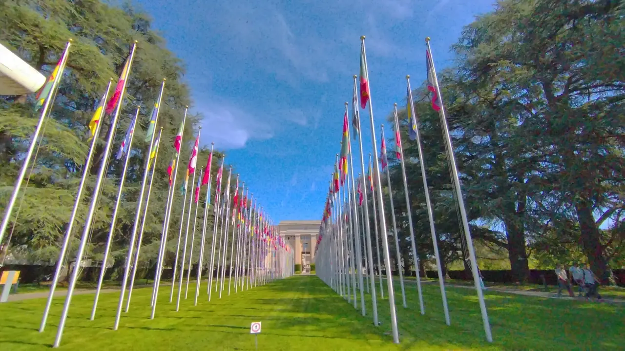แถวธงของประเทศสมาชิกที่ถนนธงหน้า Palais des Nations ภาพจาก Wikimedia Commons ผู้ถ่าย MediaSociety สัญญา CC BY-SA 4.0 ไม่ทราบปีที่ถ่าย