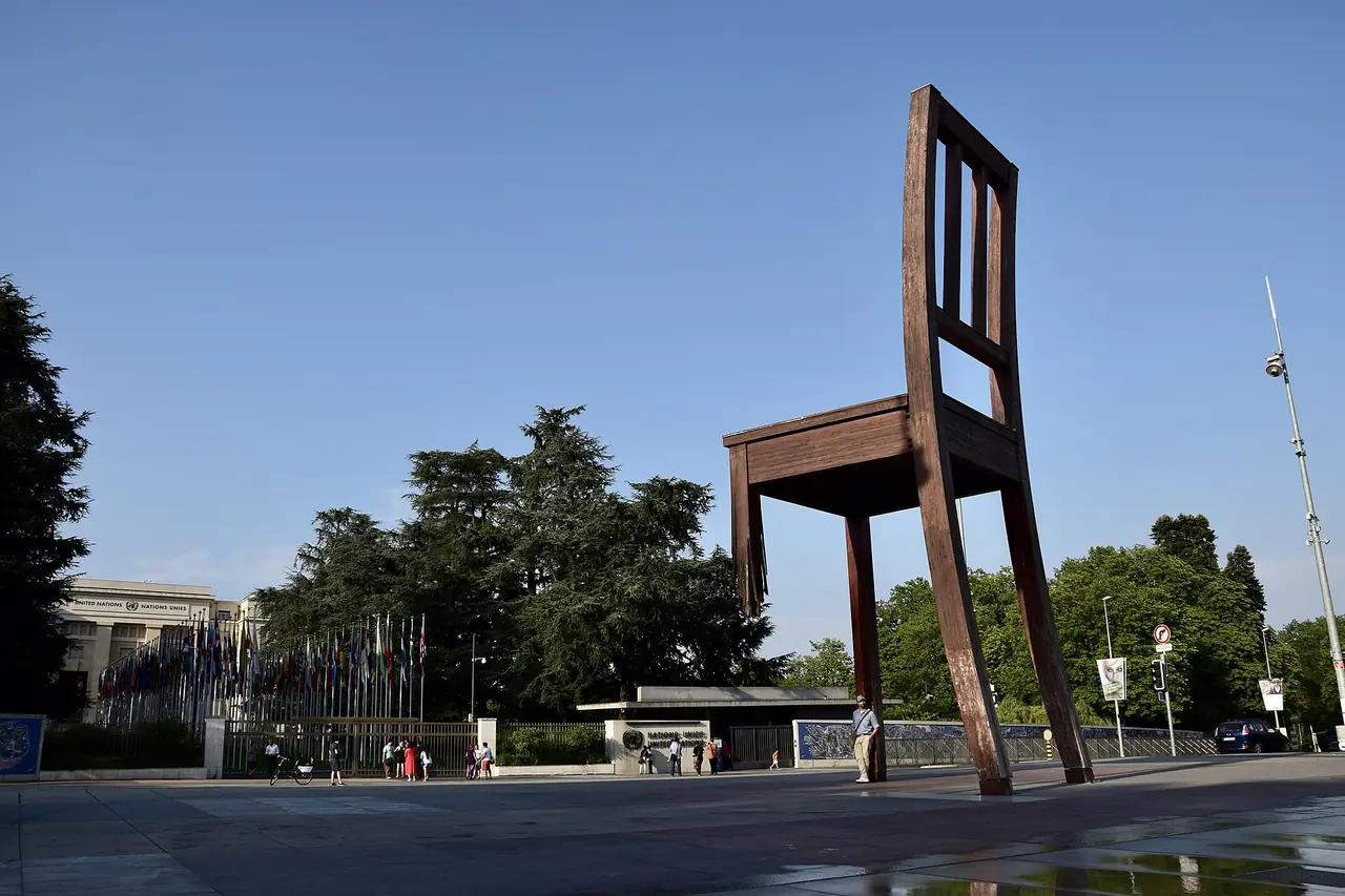 ประติมากรรม Broken Chair ที่ Place des Nations ภาพจาก Wikimedia Commons ผู้ถ่าย Ank Kumar สัญญา CC BY-SA 4.0 ไม่ทราบปีที่ถ่าย