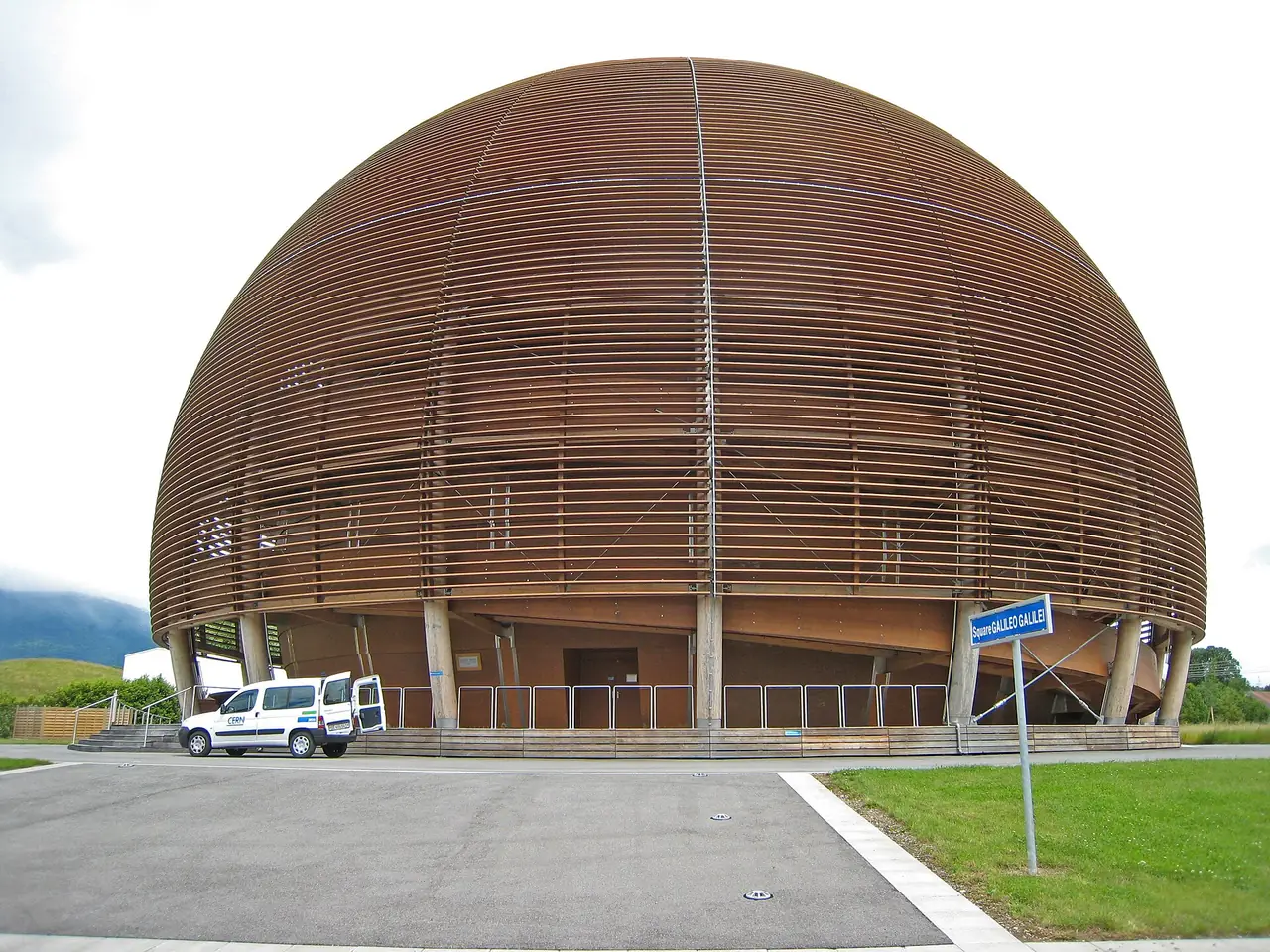 อาคาร Globe of Science and Innovation ทรงกลมไม้ที่ CERN ภาพจาก Wikimedia Commons ผู้ถ่าย Adam Nieman สัญญา CC BY-SA 2.0 ไม่ทราบปีที่ถ่าย