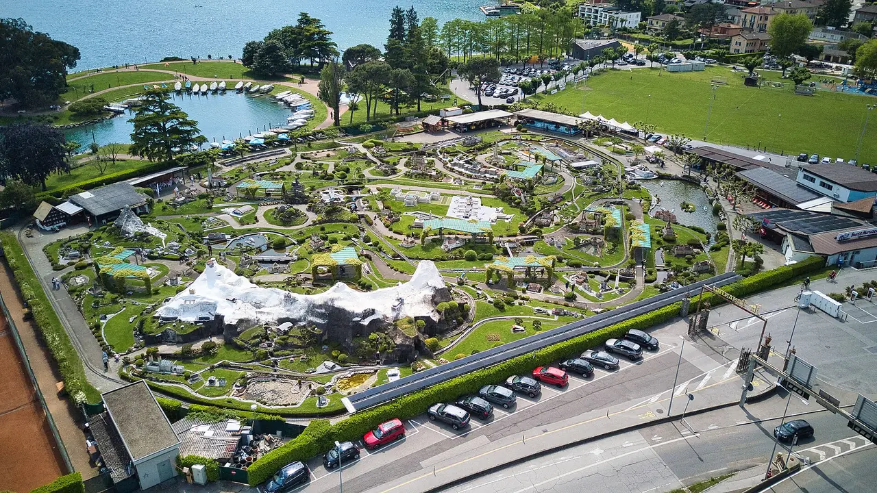 มุมมองทางอากาศของ Swissminiatur ที่ Melide ริมทะเลสาบ ภาพจาก Wikimedia Commons ผู้ถ่าย Daniel Reust สัญญา CC BY-SA 4.0 ถ่ายปี 2568