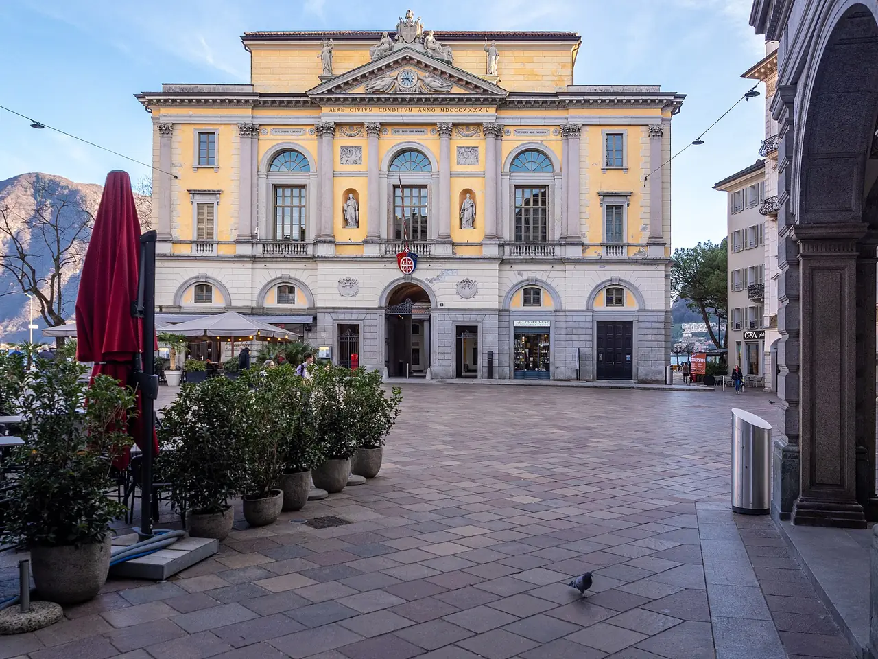 ศาลากลางลูกาโน (Palazzo Civico) ที่ Piazza della Riforma ภาพจาก Wikimedia Commons ผู้ถ่าย JoachimKohler-HB สัญญา CC BY-SA 4.0 ถ่ายปี 2569