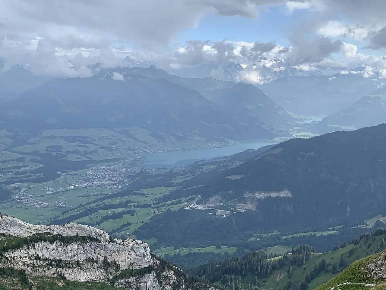 มองลงไปทางใต้จากยอด Tomlishorn ซึ่งเป็นจุดสูงสุดของเทือกเขา Pilatus ตามคำอธิบายไฟล์ เห็นหุบเขาและทะเลสาบด้านล่าง วันที่ถ่ายเป็นวันที่เมฆหนา ภาพจาก Wikimedia Commons ผู้ถ่าย Punteador สัญญา CC BY-SA 4.0 ไม่ทราบปีที่ถ่าย