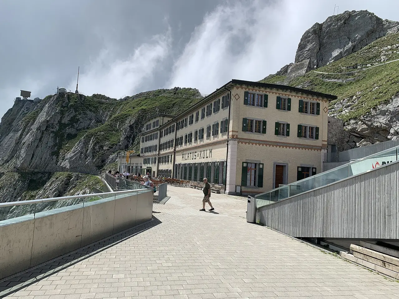 ด้านหน้าและระเบียงของโรงแรม Pilatus-Kulm บนยอดเขา ภาพจาก Wikimedia Commons ผู้ถ่าย Punteador สัญญา CC BY-SA 4.0 ไม่ทราบปีที่ถ่าย