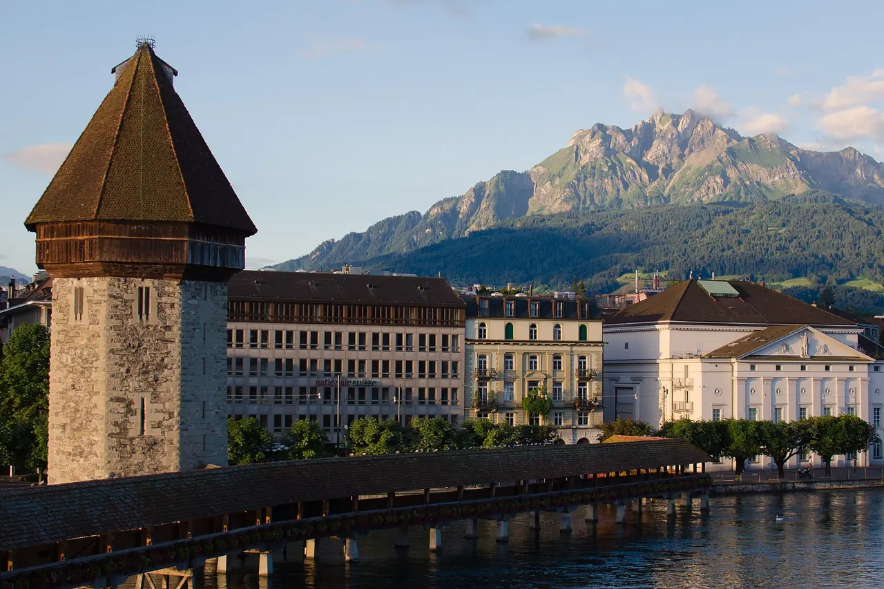 สะพานคาเปลและหอ Wasserturm ในลูเซิร์น มีภูเขา Pilatus เป็นฉากหลัง ภาพจาก Wikimedia Commons ผู้ถ่าย Skkai สัญญา CC BY-SA 3.0 ถ่ายช่วงฤดูร้อนตามคำอธิบายไฟล์ ใช้เป็นภาพประกอบให้เห็นตำแหน่งของภูเขาเมื่อมองจากเมือง