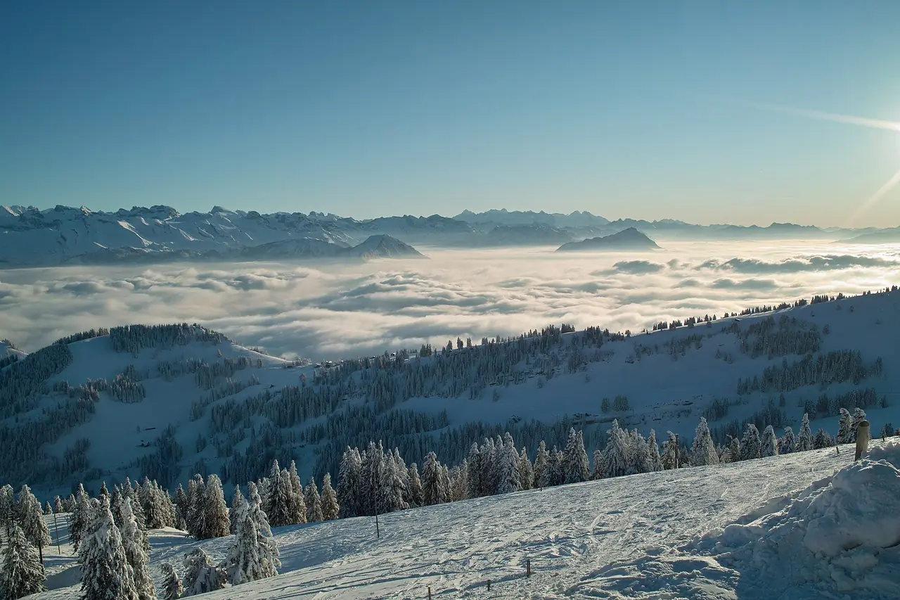 ทะเลหมอกที่มองจากสถานี Rigi Kulm เดือนกุมภาพันธ์ 2555 ภาพจาก Wikimedia Commons ผู้ถ่าย Gestumblindi สัญญา CC BY 3.0 เป็นภาพหนึ่งช่วงเวลาไม่ใช่การรับรองว่าจะเห็นทุกวัน