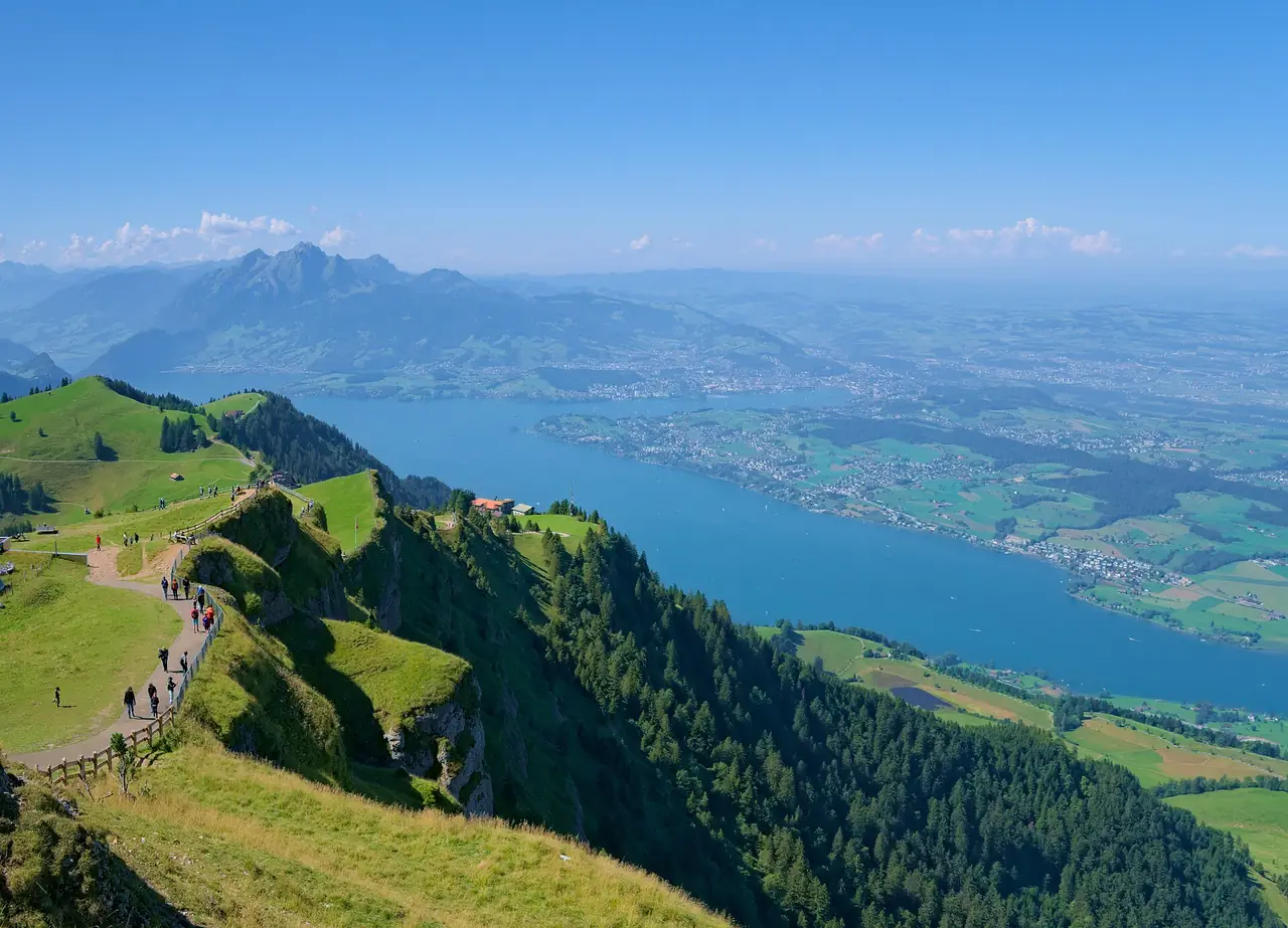มองจาก Rigi Kulm ไปยังทะเลสาบลูเซิร์นและภูเขา Pilatus ด้านหลัง ภาพจาก Wikimedia Commons ผู้ถ่าย Daniel Kraft สัญญา CC BY-SA 3.0 ถ่ายวันที่ 5 ก.ย. 2564 เป็นภาพช่วงฟ้าเปิด