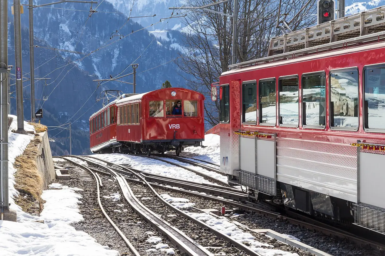 รถไฟสีแดงสองขบวนของสาย Vitznau-Rigi สวนกันที่สถานี Rigi Kaltbad ในหน้าหนาว ภาพจาก Wikimedia Commons ผู้ถ่าย JoachimKohler-HB สัญญา CC BY-SA 4.0 ไม่ทราบปีที่ถ่าย