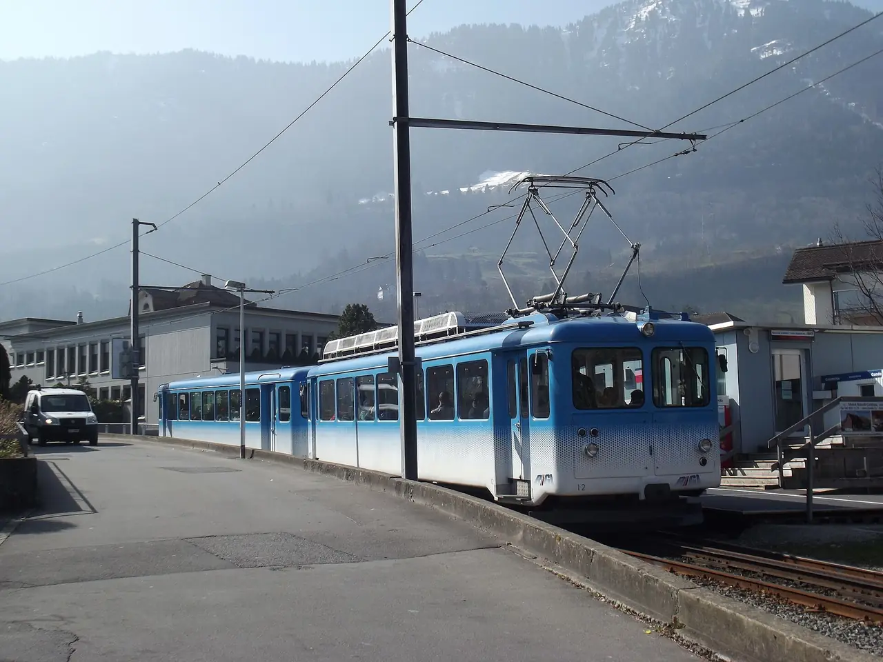 รถไฟสีฟ้าของสาย Arth-Rigi ที่จุดออกเดินทางใกล้สถานี Arth-Goldau ภาพจาก Wikimedia Commons ผู้ถ่าย Smiley.toerist สัญญา CC BY-SA 3.0 ไม่ทราบปีที่ถ่าย ตัวรถรุ่นปัจจุบันอาจต่างจากภาพ