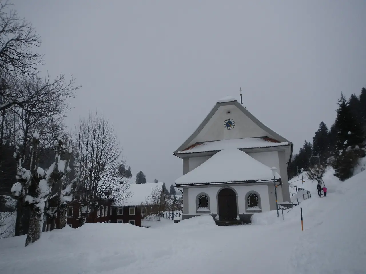 โบสถ์เล็กที่ Rigi Klösterli ในหน้าหนาว ภาพจาก Wikimedia Commons ผู้ถ่าย Jonas Haller สัญญา CC0 ไม่ทราบปีที่ถ่าย