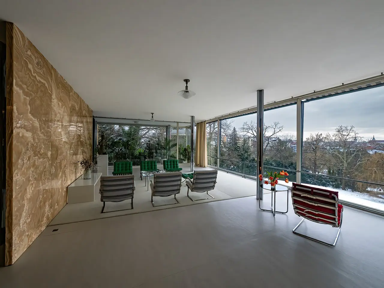 ห้องนั่งเล่นหลักของวิลลา Tugendhat มีผนังโอนิกซ์และกระจกบานใหญ่ ภาพจาก Wikimedia Commons ผู้ถ่าย Mike Duchstein สัญญา CC BY-SA 4.0 เป็นภาพของช่างภาพ ไม่ใช่ภาพถ่ายระหว่างทัวร์ปกติ กฎการถ่ายภาพด้านในยังไม่ยืนยัน