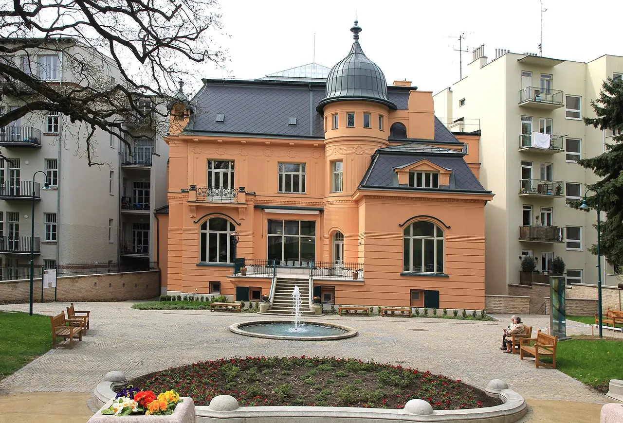 Villa Löw-Beer ในเบอร์โน ข้างวิลลา Tugendhat ภาพจาก Wikimedia Commons ผู้ถ่าย Karelj สัญญา CC BY-SA 3.0 ภาพปี 2016 ตามชื่อไฟล์