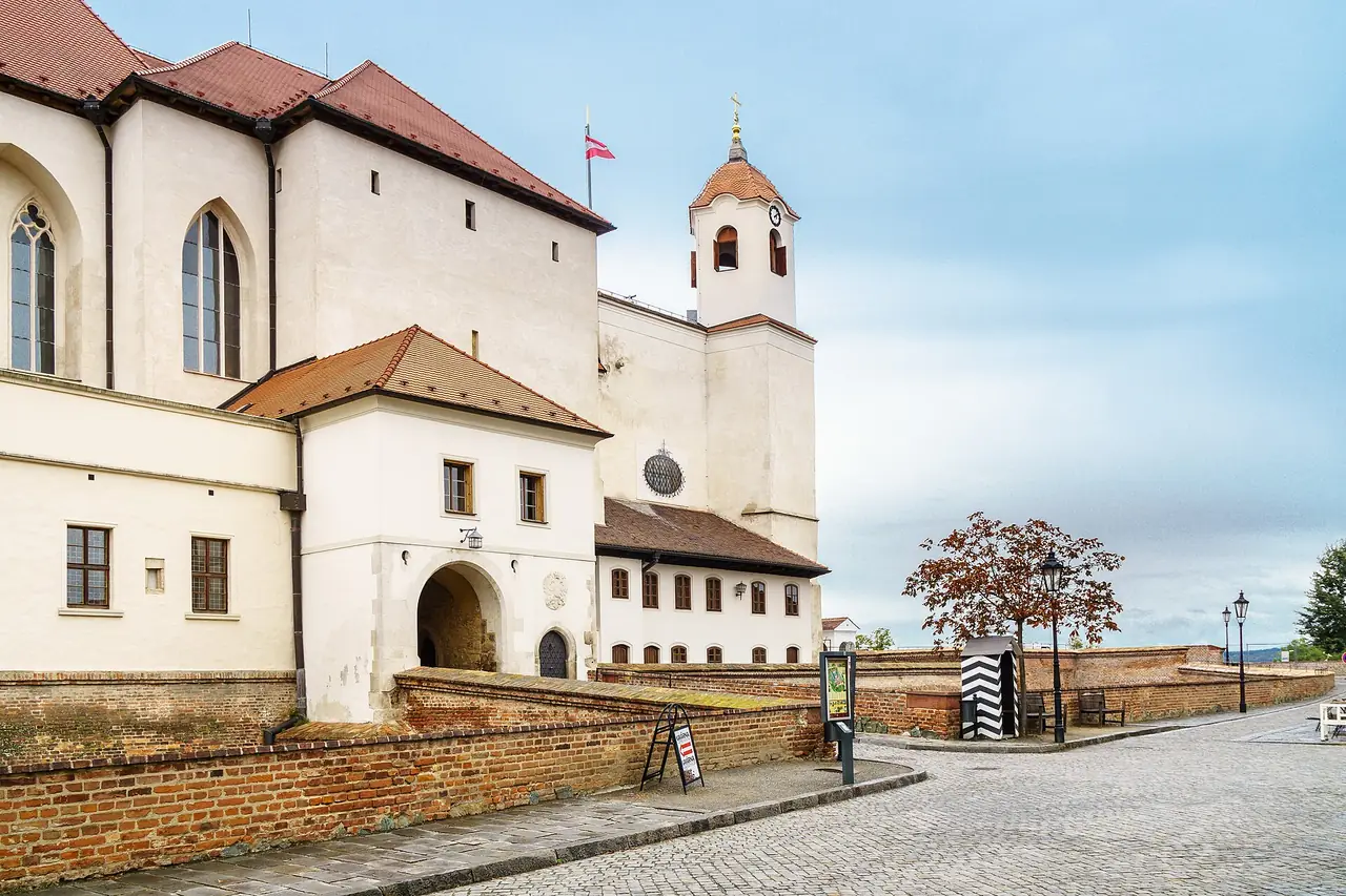 ปราสาท Špilberk บนเนินเหนือเมืองเบอร์โน ภาพจาก Wikimedia Commons ผู้ถ่าย Radler59 สัญญา CC BY-SA 4.0 ภาพนี้แสดงบรรยากาศ ไม่ได้ยืนยันเวลาเปิด
