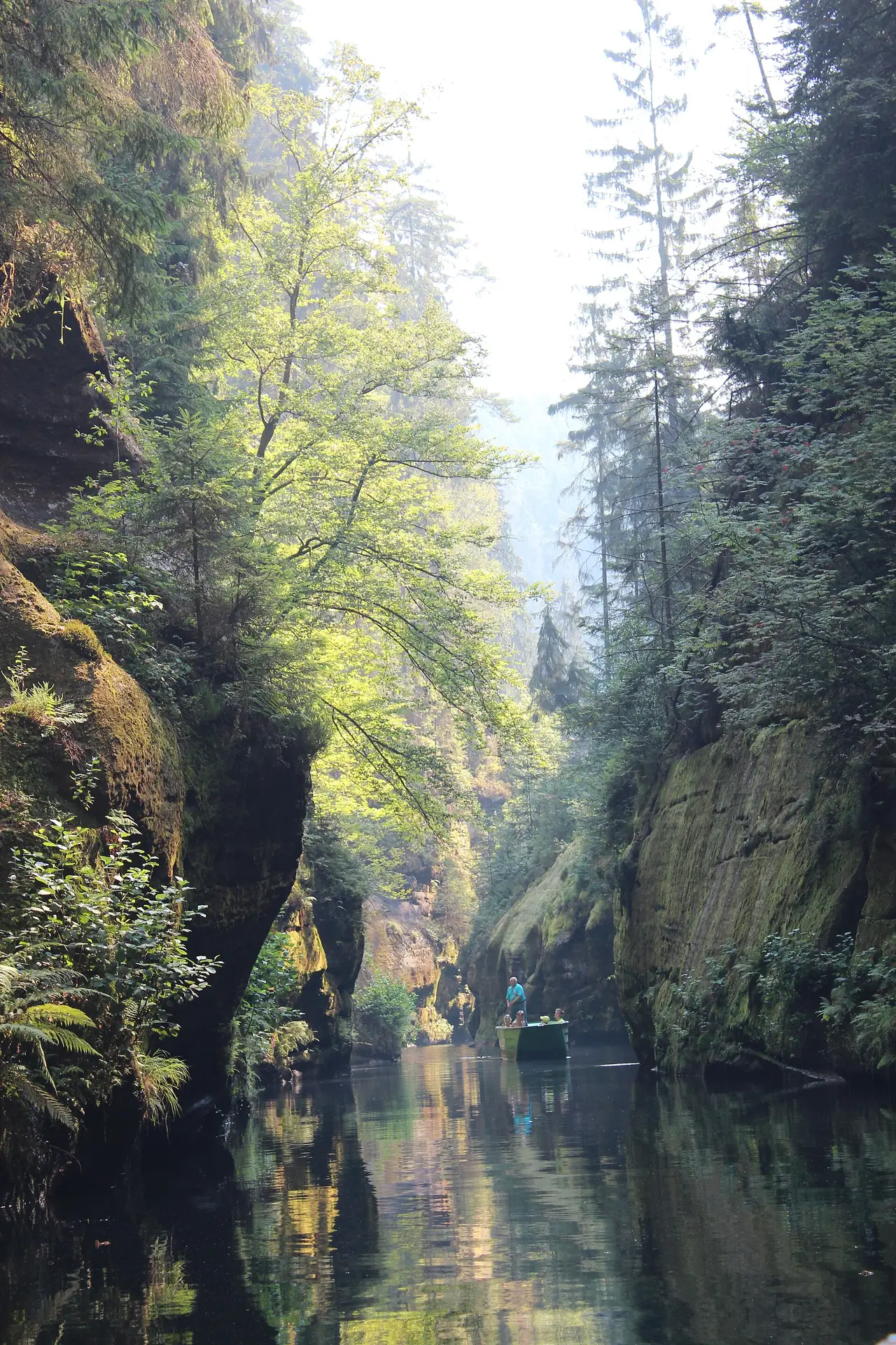 เรือพายเล็กในหุบเขา Edmund's Gorge มองจากกลางลำน้ำ ภาพจาก Wikimedia Commons ผู้ถ่าย Zinneke สัญญา CC BY-SA 3.0 ถ่ายเดือน ส.ค. 2015 ตามชื่อไฟล์