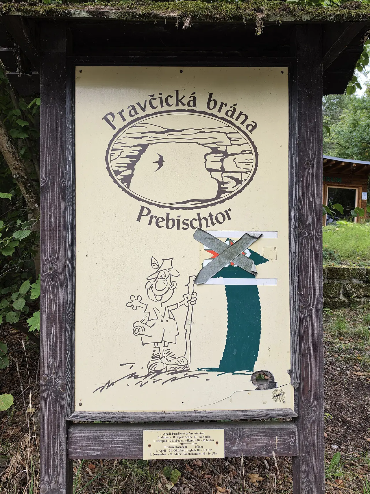 ป้ายข้อมูลประตูหิน Pravčická (Prebischtor) ริมทางเดินที่ Mezní Louka มีเทปกากบาทปิดทับส่วนหนึ่งของป้าย ภาพจาก Wikimedia Commons ผู้ถ่ายใช้ชื่อ NutzerAusBerlin สัญญา CC0 ตามชื่อไฟล์ถ่าย 20 ก.ย. 2026 ภาพไม่ได้บอกว่าปิดเส้นไหน