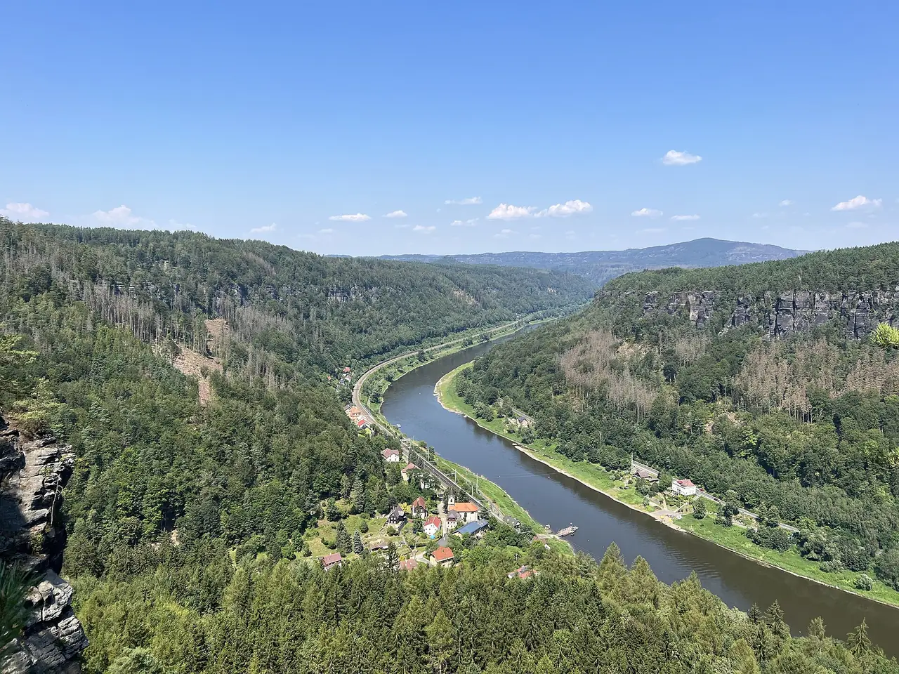 หุบเขาแม่น้ำเอลเบอ (Elbe Canyon) ที่ Dolní Žleb ในอุทยานเช็ก ภาพจาก Wikimedia Commons ผู้ถ่าย Lukas Beck สัญญา CC BY 4.0 ถ่ายวันที่ 21 ก.ค. 2024 ตามชื่อไฟล์ ไม่ใช่ภาพของซุ้มหิน