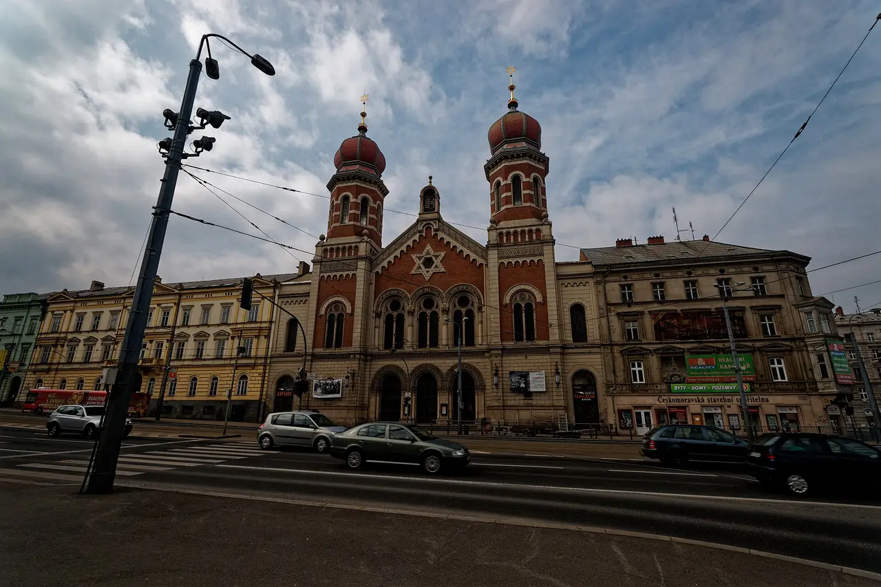 ธรรมศาลาใหญ่ (Velká synagoga) ที่พิลเซน สร้างปี 1893 โดย Max Fleischer ภาพจาก Wikimedia Commons ผู้ถ่าย Txllxt TxllxT สัญญา CC BY-SA 4.0