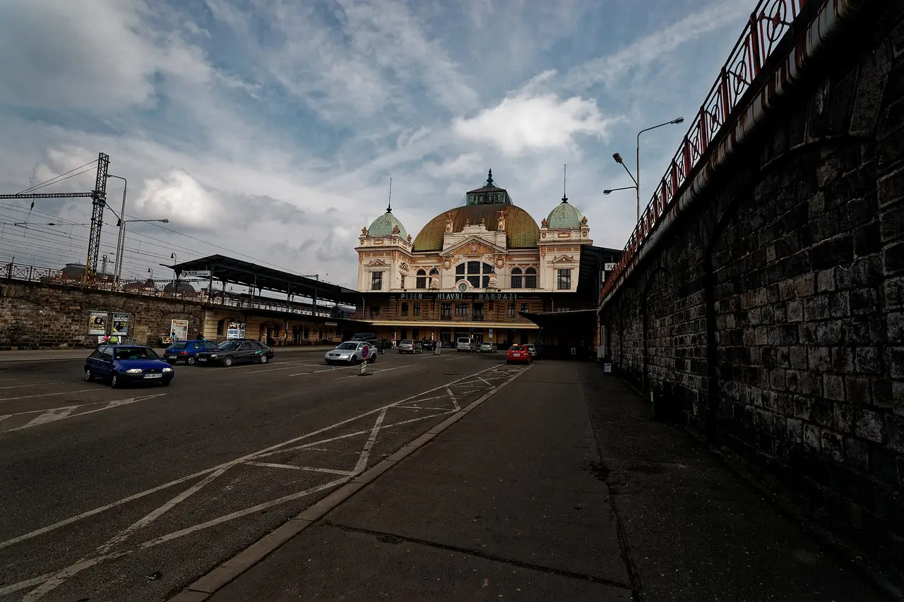 สถานีรถไฟหลักพิลเซน (Hlavní nádraží) อาคารสไตล์อาร์ตนูโวปี 1908 ภาพจาก Wikimedia Commons ผู้ถ่าย Txllxt TxllxT สัญญา CC BY-SA 4.0