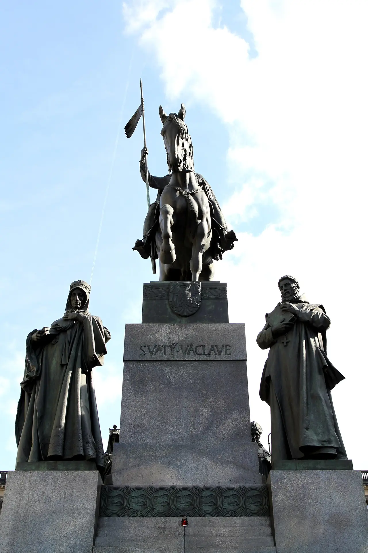 กลุ่มรูปปั้นเซนต์เวนเซสลาสบนหลังม้า ฐานเขียนว่า SVATÝ VÁCLAVE ภาพจาก Wikimedia Commons ผู้ถ่าย Ondřej Kořínek สัญญา CC BY-SA 3.0