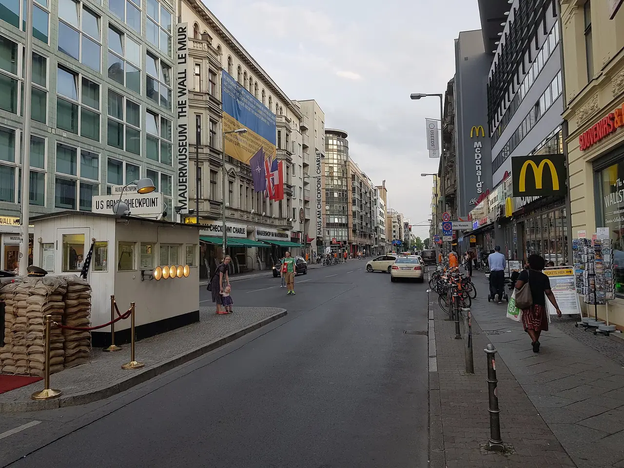 จุดถ่ายภาพ Checkpoint Charlie ที่ถนน Friedrichstraße ป้อมและกระสอบทรายเป็นของจำลอง ภาพจาก Wikimedia Commons ผู้ถ่าย Maksym Kozlenko สัญญา CC BY-SA 4.0 ปีที่ถ่าย 2562