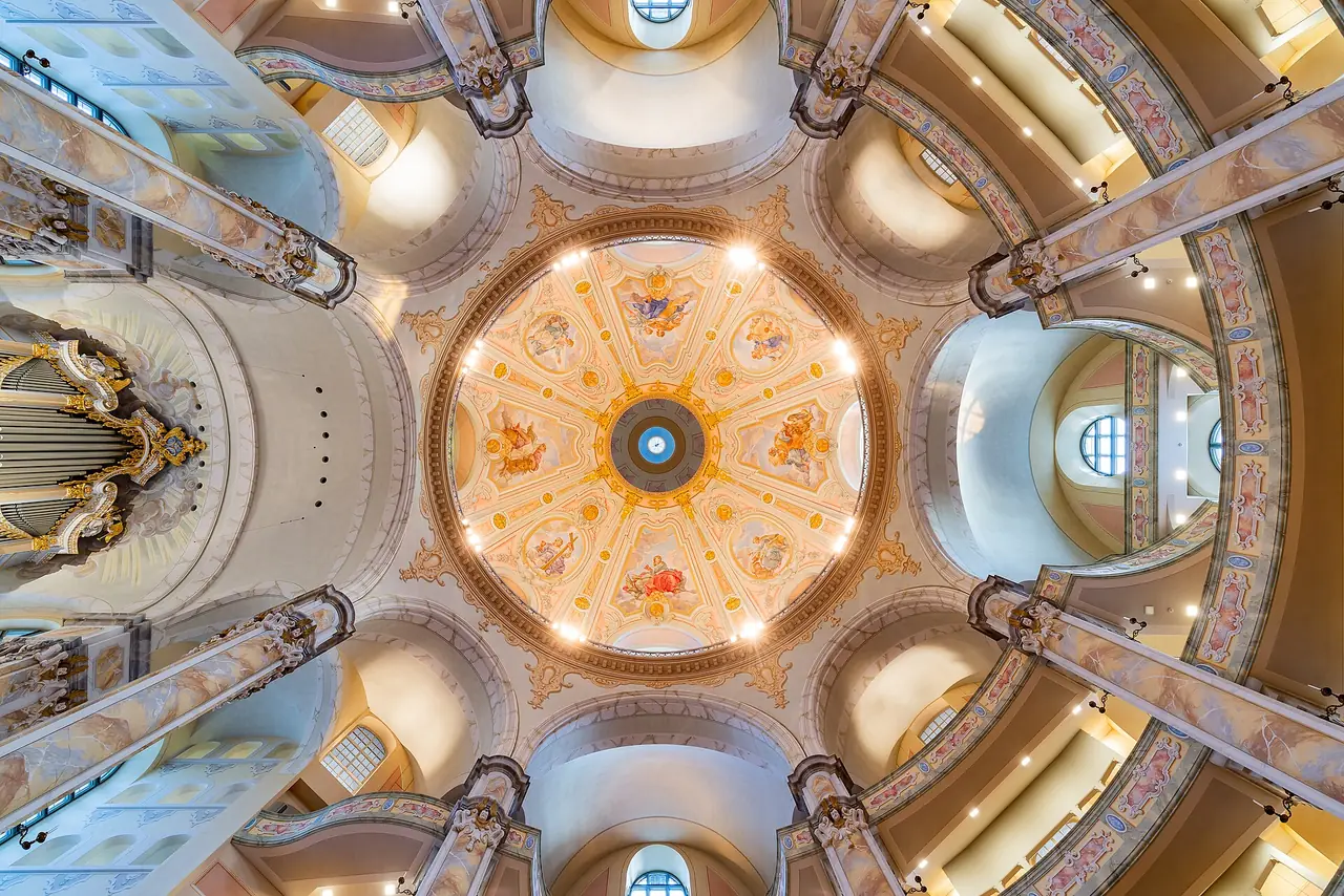 ภายในโดมหินของ Frauenkirche เดรสเดน มองขึ้นไปที่ภาพเพดานกลางโดมและซุ้มโค้งรอบ ๆ ภาพจาก Wikimedia Commons ผู้ถ่าย T meltzer สัญญา CC BY-SA 4.0 ปีที่ถ่ายไม่ระบุ