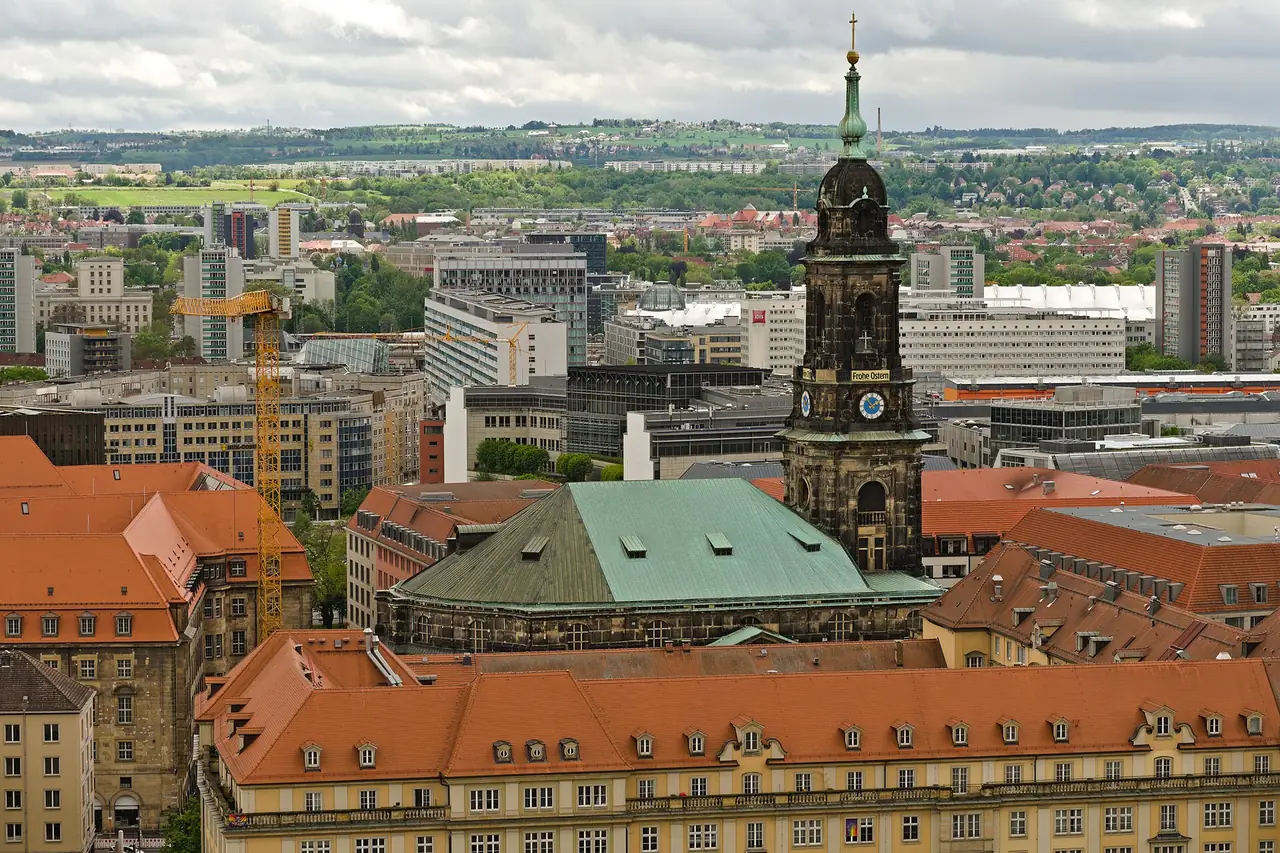 ภาพมุมสูงมองหลังคาเมืองเก่าเดรสเดนเห็นหอโบสถ์ Kreuzkirche ภาพนี้ไม่เห็นตัว Frauenkirche เราใช้เพื่อให้เห็นมุมมองจากที่สูงของเมือง ชื่อไฟล์บนคอมมอนส์ระบุว่าเกี่ยวกับ Frauenkirche เราไม่ยืนยันว่าถ่ายจากแท่นชมวิวบนโดมนี้หรือไม่ ภาพจาก Wikimedia Commons ผู้ถ่าย Romzig สัญญา CC0 ถ่ายเดือน พ.ค. 2569