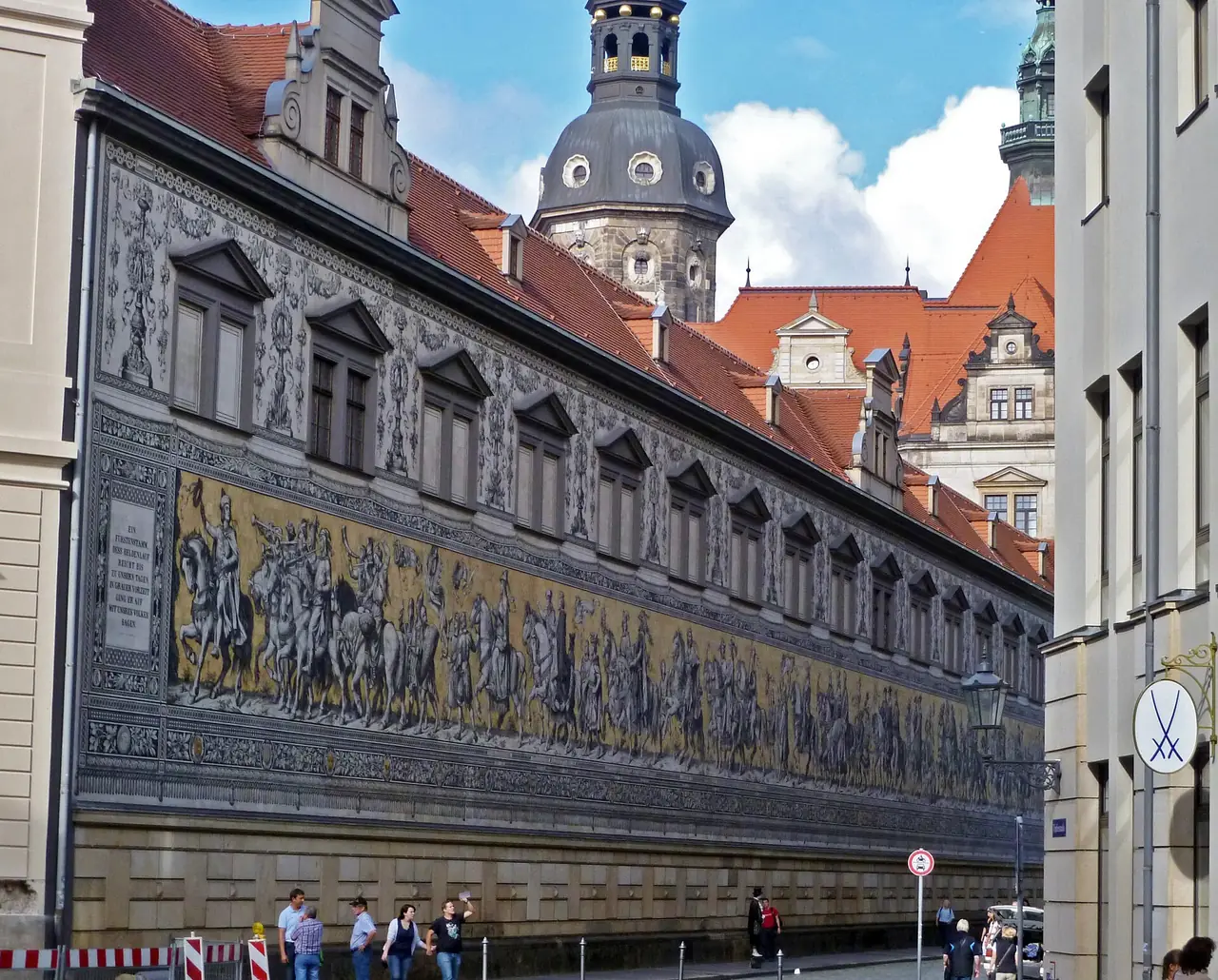 ภาพขบวนเจ้าผู้ครองซัคเซิน Fürstenzug บนผนังถนน Augustusstraße เดรสเดน ภาพจาก Wikimedia Commons ผู้ถ่าย JoJan สัญญา CC BY 3.0 ปีที่ถ่ายไม่ระบุ