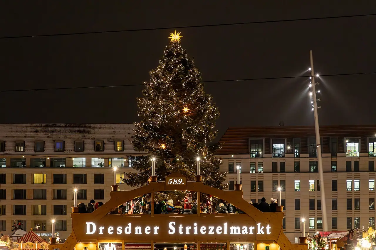 ทางเข้าตลาด Striezelmarkt ที่ Altmarkt เดรสเดน ถ่ายยามค่ำ ป้ายครั้งที่ 589 ซึ่งเป็นปี 2566 ภาพจาก Wikimedia Commons ผู้ถ่าย Dietmar Rabich สัญญา CC BY-SA 4.0