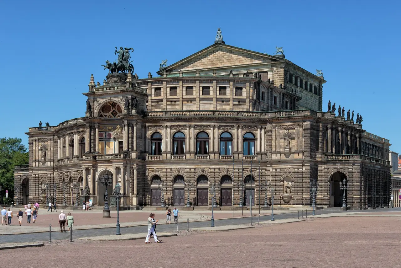 ด้านหน้าอาคาร Semperoper เดรสเดน ที่ Theaterplatz ภาพจาก Wikimedia Commons ผู้ถ่าย Avda สัญญา CC BY-SA 3.0 ถ่ายปี 2556