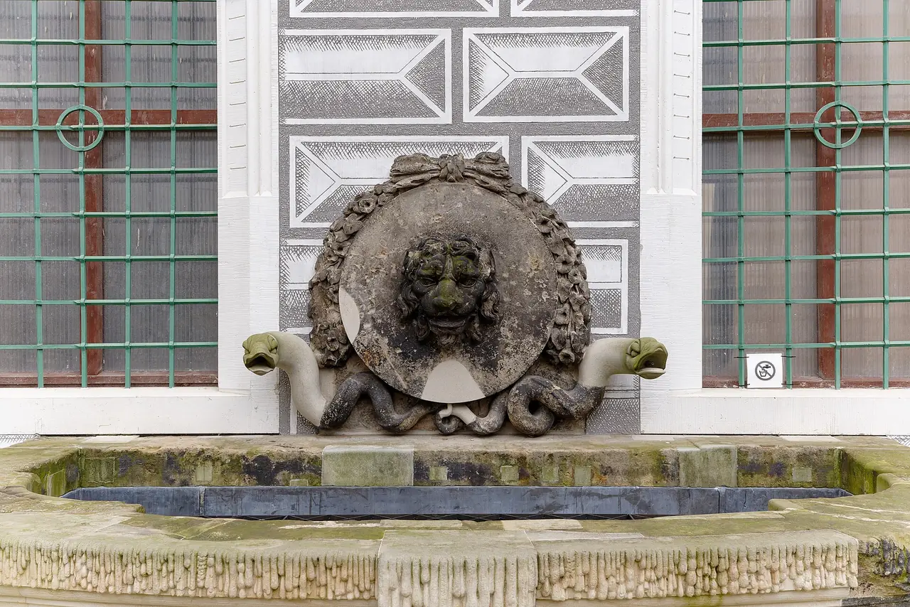 ลานใหญ่ของ Residenzschloss เดรสเดน ผนังลายสกราฟฟิโตที่เป็นงานช่วงปี 1548-1556 ตามคำอธิบายบนคอมมอนส์ ภาพจาก Wikimedia Commons ผู้ถ่าย Stephan Hoppe สัญญา CC BY 4.0 ถ่ายปี 2566