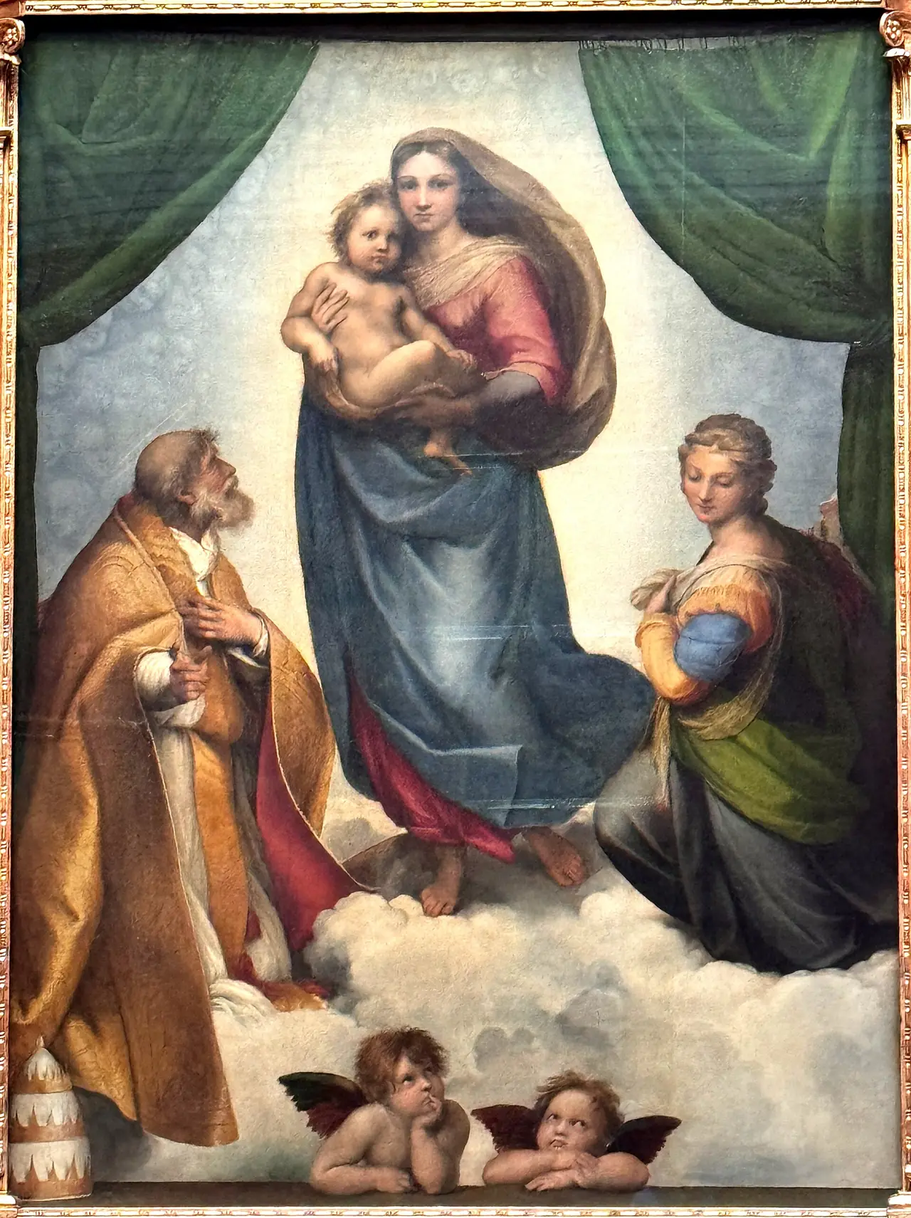 ภาพ Sistine Madonna ของ Raphael ที่แขวนในหอศิลป์ Gemäldegalerie Alte Meister ภาพจาก Wikimedia Commons ผู้ถ่าย Dguendel สัญญา CC BY 4.0 ตัวภาพวาดเป็นงานเก่าที่พ้นลิขสิทธิ์ ปีที่ถ่ายไม่ระบุ