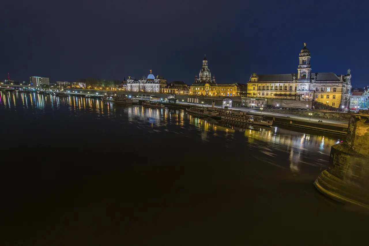 เมืองเก่าเดรสเดนยามค่ำมองจากสะพานข้ามแม่น้ำเอลเบอ เห็นแนวหลังคาของ Brühl's Terrace และหอโบสถ์ ภาพจาก Wikimedia Commons ผู้ถ่าย Gaurav Chingale สัญญา CC BY-SA 4.0 ปีที่ถ่ายไม่ระบุ