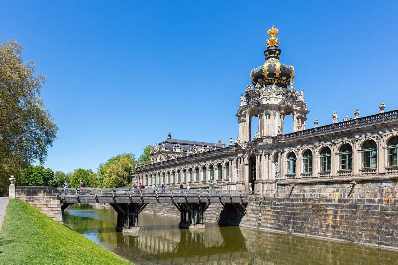 ศาลา Kronentor ของ Zwinger เดรสเดนและสะพานข้ามคูน้ำ ถ่ายเดือน พ.ค. 2569 ตามชื่อไฟล์ ภาพจาก Wikimedia Commons ผู้ถ่าย Diego Delso สัญญา CC BY-SA 4.0