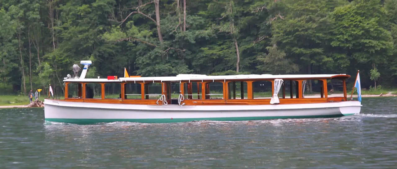 เรือไฟฟ้าโดยสารของ Schifffahrt Königssee รุ่นที่เว็บ Commons ระบุว่าจุผู้โดยสาร 92 คน ภาพจาก Wikimedia Commons ผู้ถ่าย Benreis สัญญา CC BY 3.0 ปีที่ถ่ายไม่ระบุ